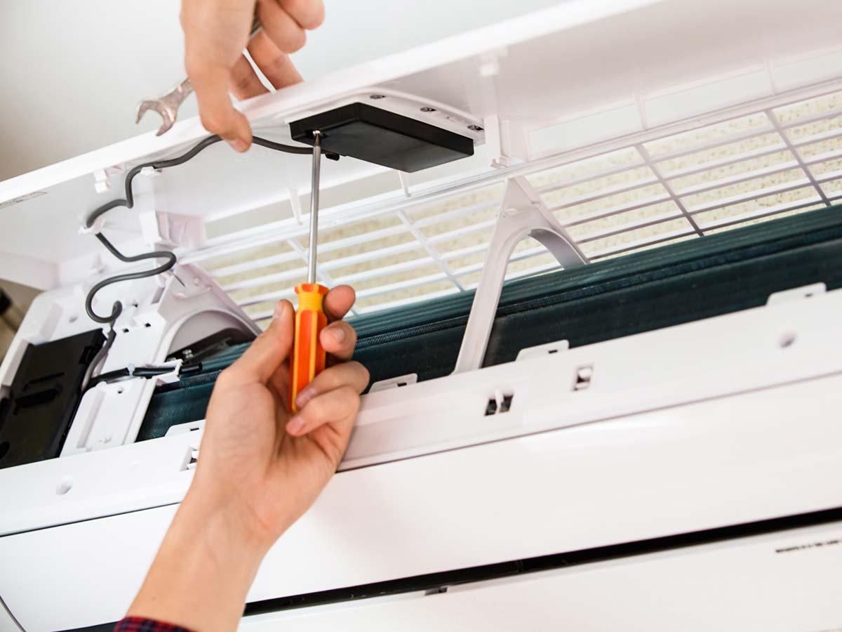 Ремонт мастером кондиционера