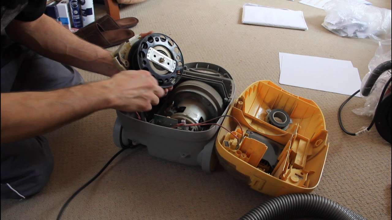 Мастер ребомонтирует пылесос